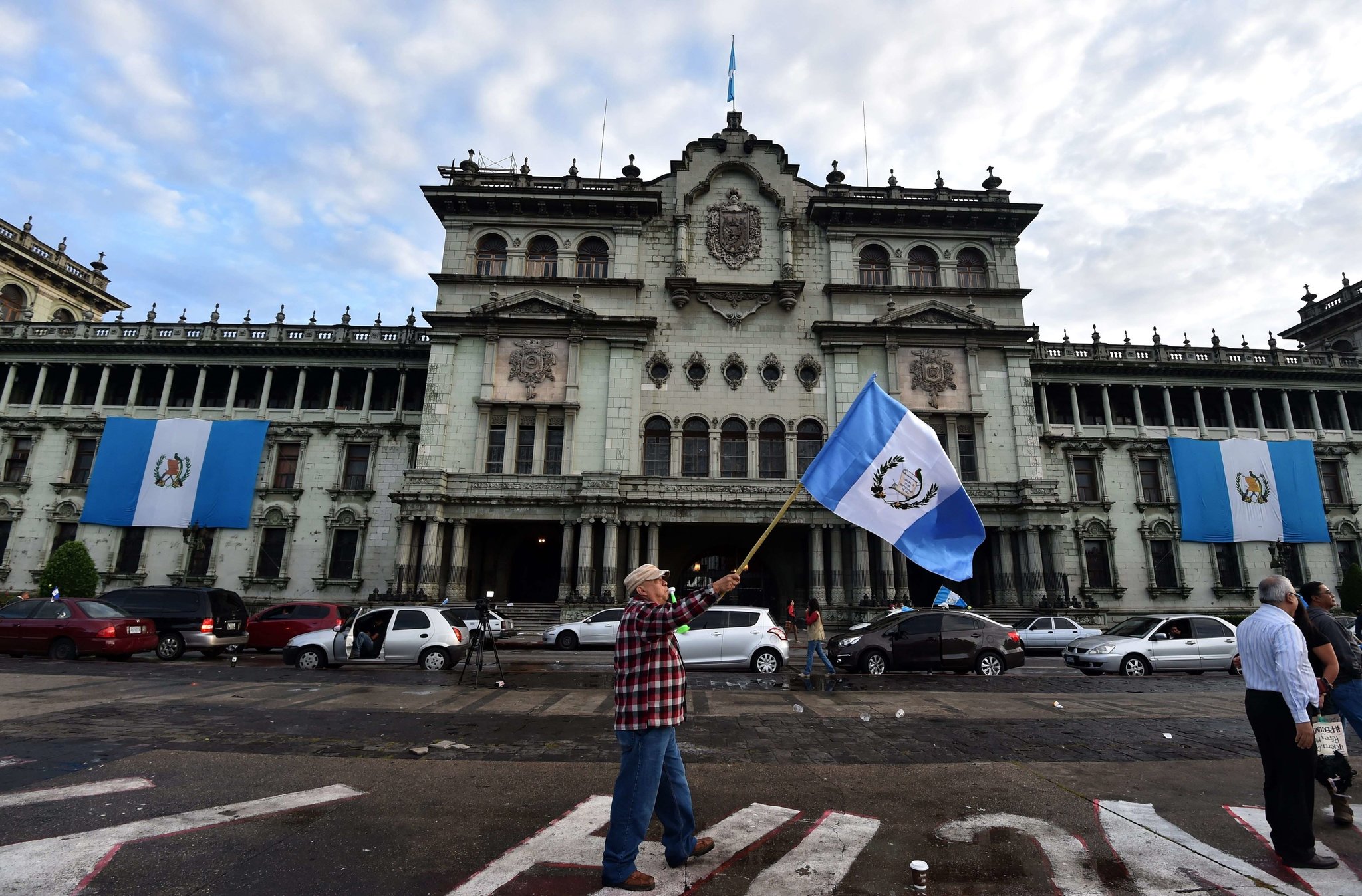 Guatemala: cuando enmudece la “revolución” de colores, los “indios” indeseados continúan en las calles