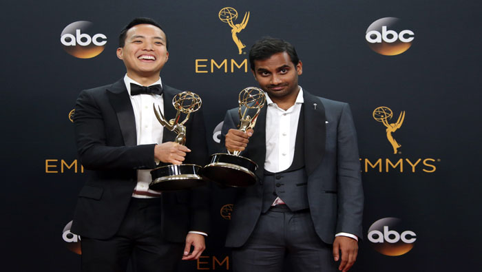 Aziz Ansari (derecha) y Alan Yang, ganadores en la categoría de Mejor Guion para una serie de comedia por 