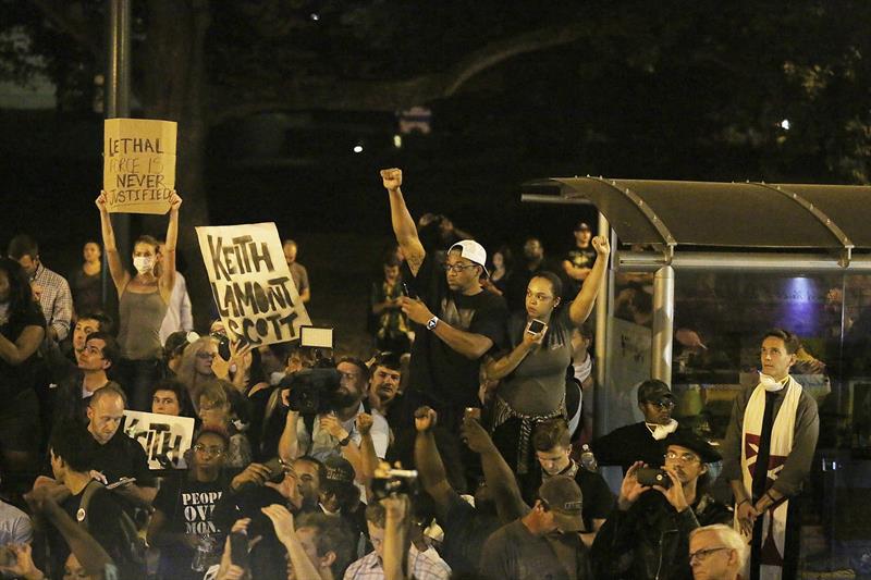 Cientos de personas protestaron en las calles de una militarizada Charlotte tras el asesinato de un afroamericano.