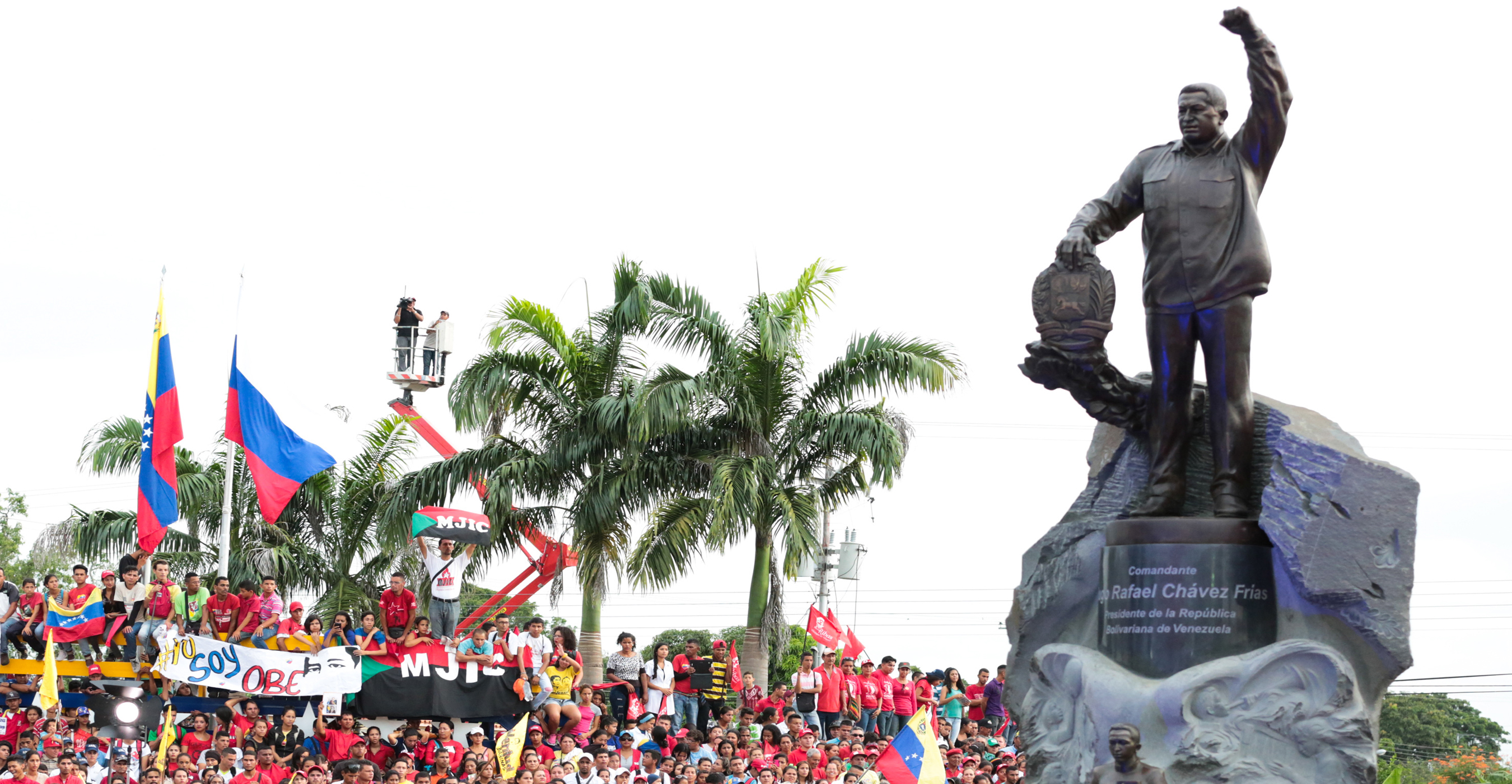 Develaron una estatua de Chávez construida por Rosneft.