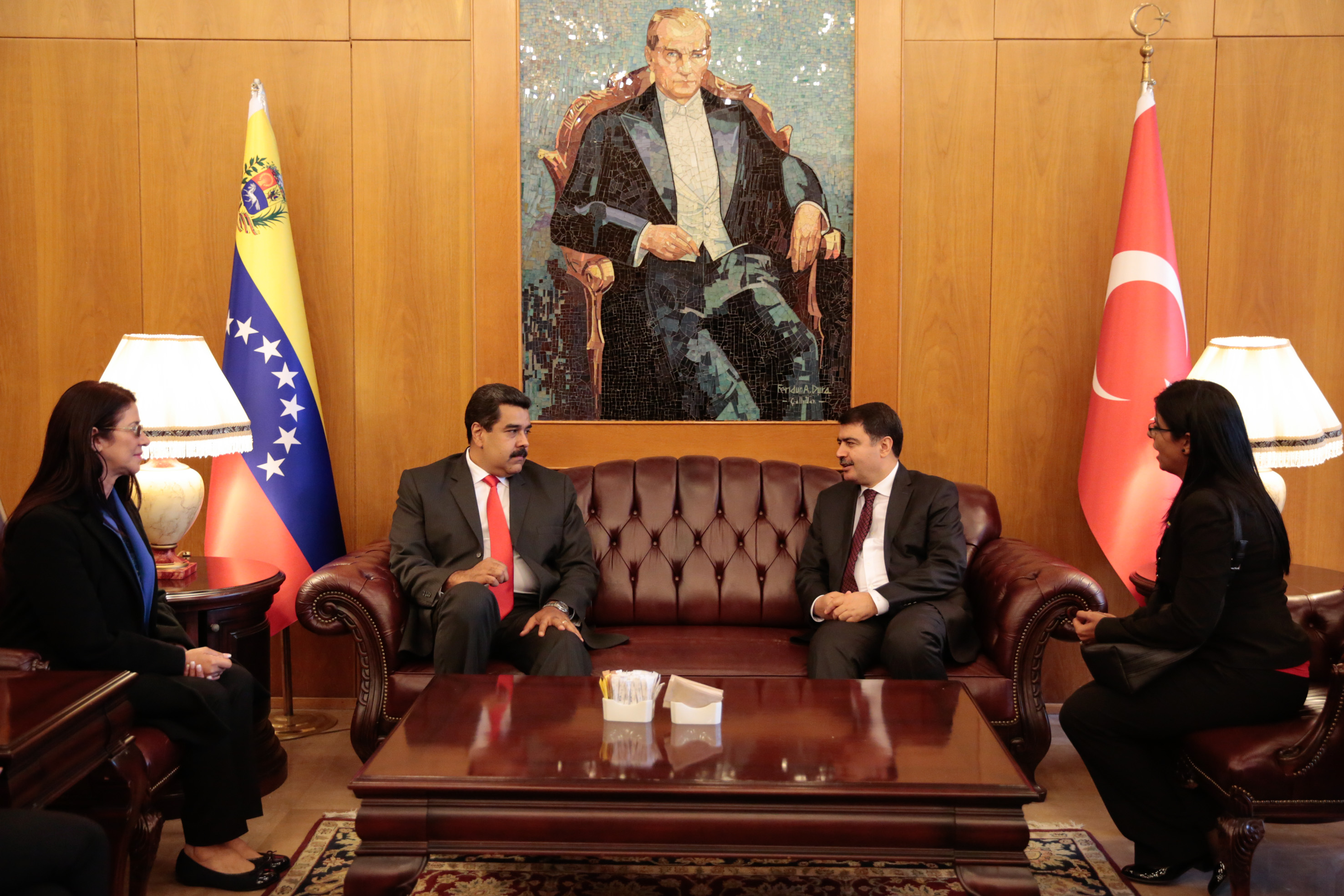 Minutos después de su llegada, Maduro sostuvo un breve encuentro con autoridades de Estambul.