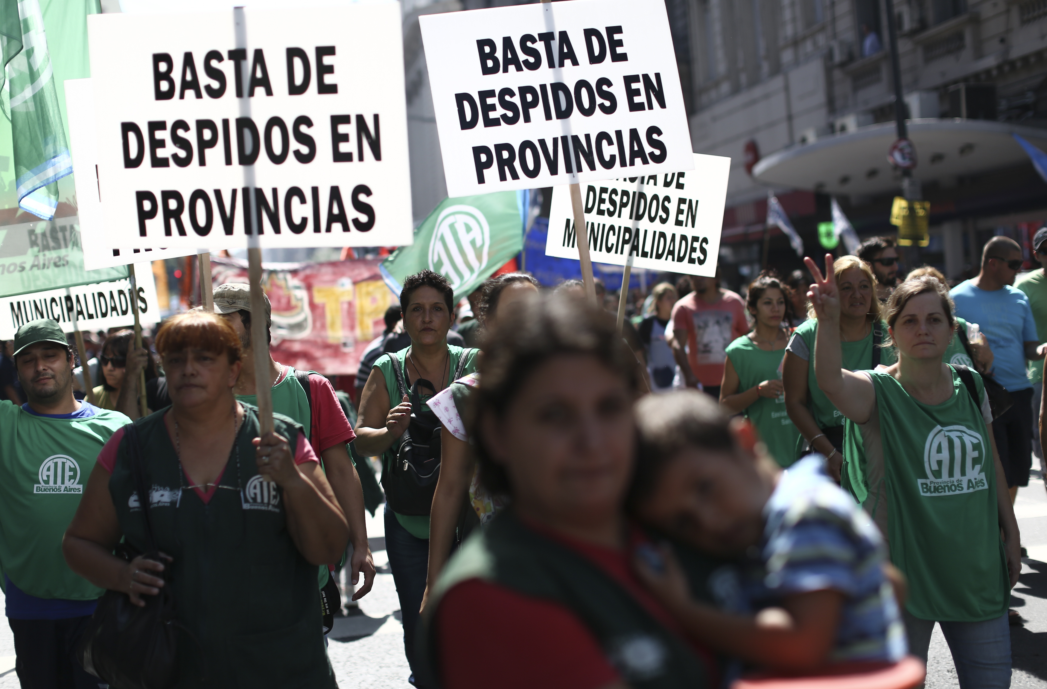 Los despidos siguen en aumento en Argentina, en medio de la inflación y las alzas en los servicios básicos