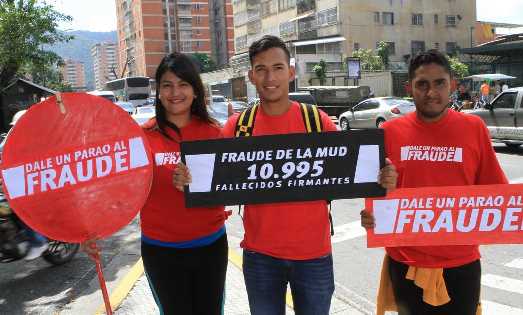 Venezolanos han salido a las calles para rechazar el fraude de las firmas recolectadas en el proceso revocatorio.