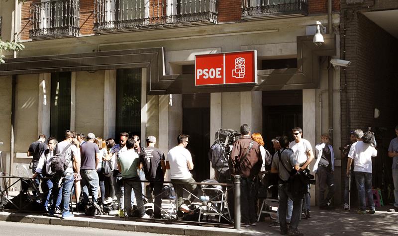 Previo a la cita, el secretario general del PSOE, Pedro Sánchez, aseguró que renunciará a su cargo si se conforma gestora.