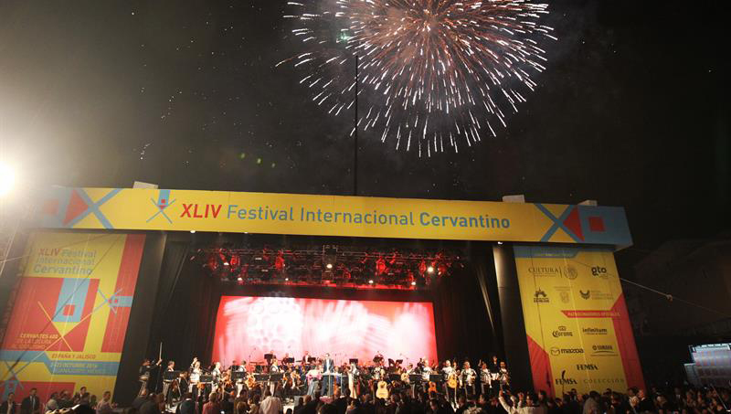 Mariachis y fuegos artificiales marcaron la inauguración del Festival Cervantino.