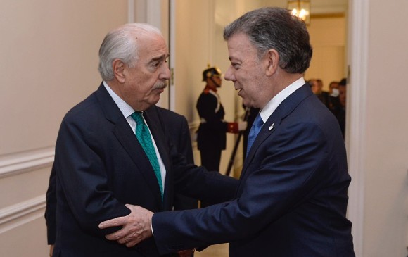 Andrés Pastrana y Juan Manuel Santos durante el encuentro.