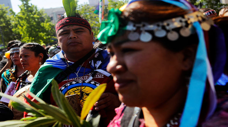 En la marcha destacaron los lienzos y banderas con mensajes alusivos a la causa mapuche.
