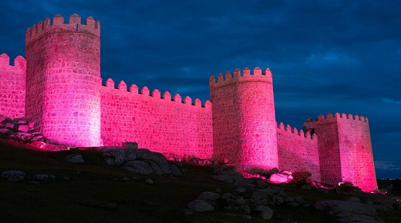 La Muralla de Ávila se suma para celebrar el plan para acabar con la doble discriminación por género y edad que afecta a millones de niñas en todo el mundo,