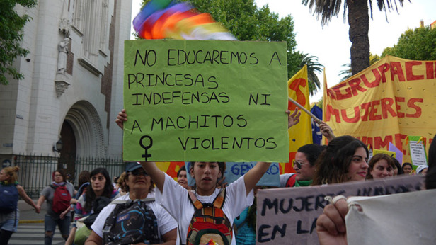 Las mujeres argentinas lanzan un paro nacional contra el patriarcado criminal
