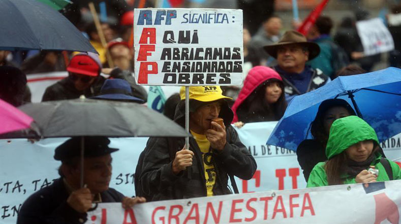 Paraguas decorados con consignas contra el sistema de AFP y lienzos en los que se podían leer peticiones por un sistema de pensiones de "reparto solidario" son algunos de los elementos con los que los manifestantes marcharon por las calles de Santiago.