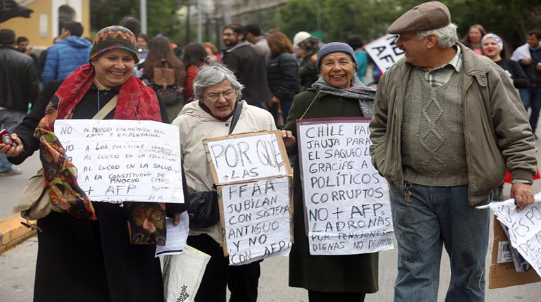  Actualmente, el 90,75 por ciento de los jubilados de Chile recibe pensiones inferiores a 154.304 pesos mensuales 233 dólares, casi la mitad del sueldo mínimo establecido en el país suramericano, según un informe publicado por la Fundación Sol.