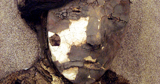 Las técnicas de momificación se clasifican en tres períodos, las Momias Negras, Momias Rojas y las Momias con Vendajes, según el investigador Bernardo Arriaza.