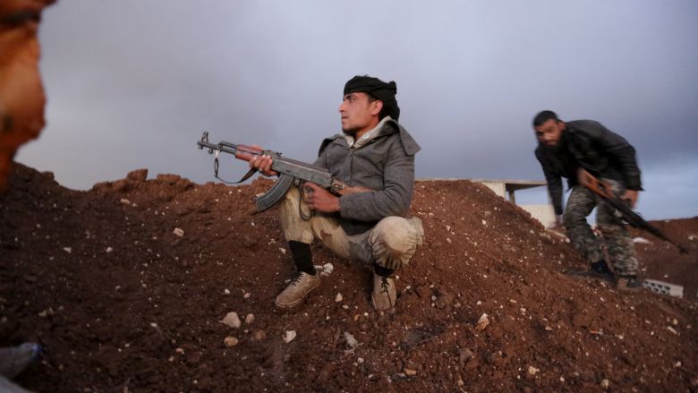 Militares kurdos indicaron que los combates al sur de la ciudad de Alepo se mantienen.