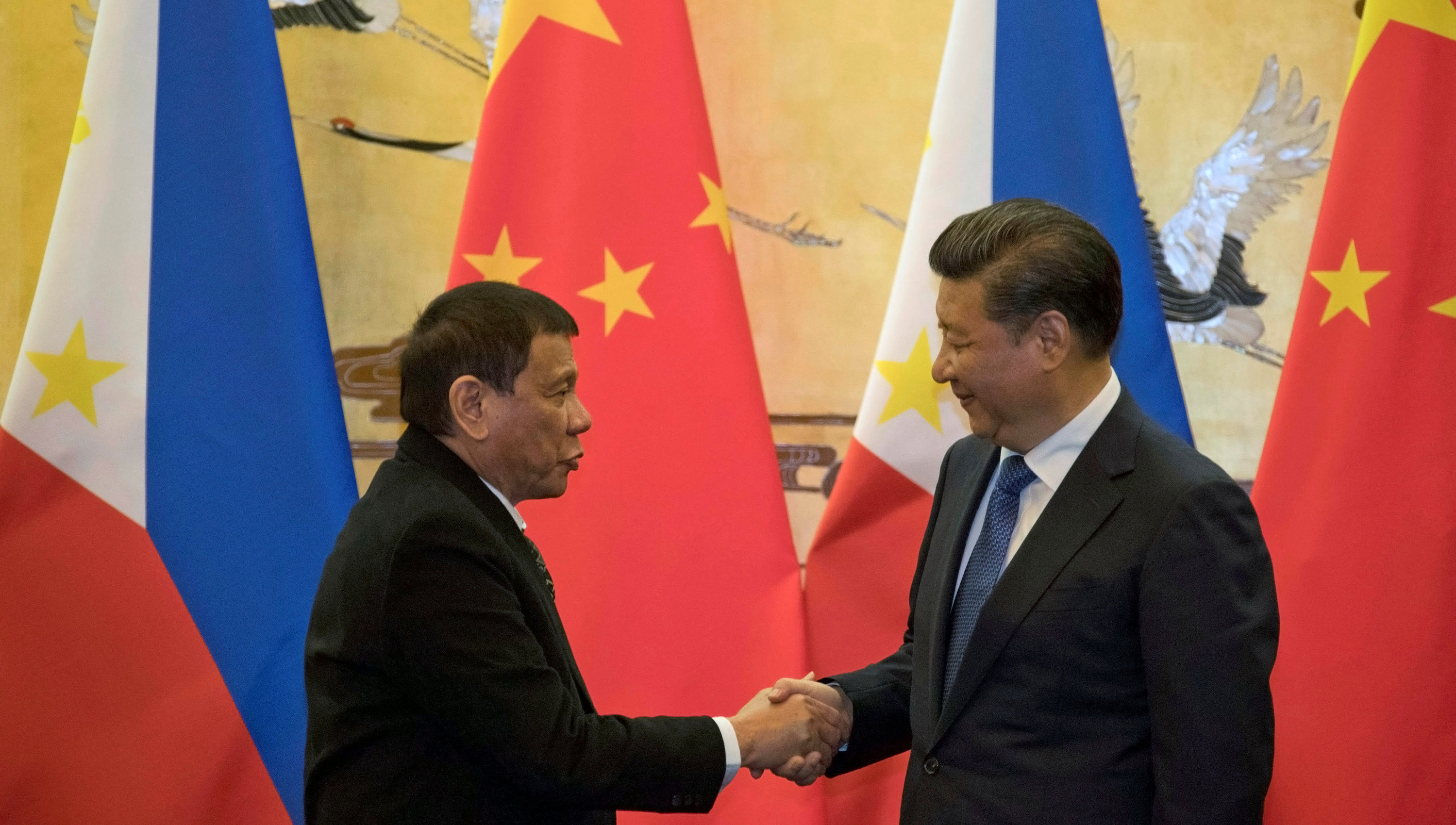 Duterte (i) y Xi se reunieron en el Gran Palacio del Pueblo de Pekín.