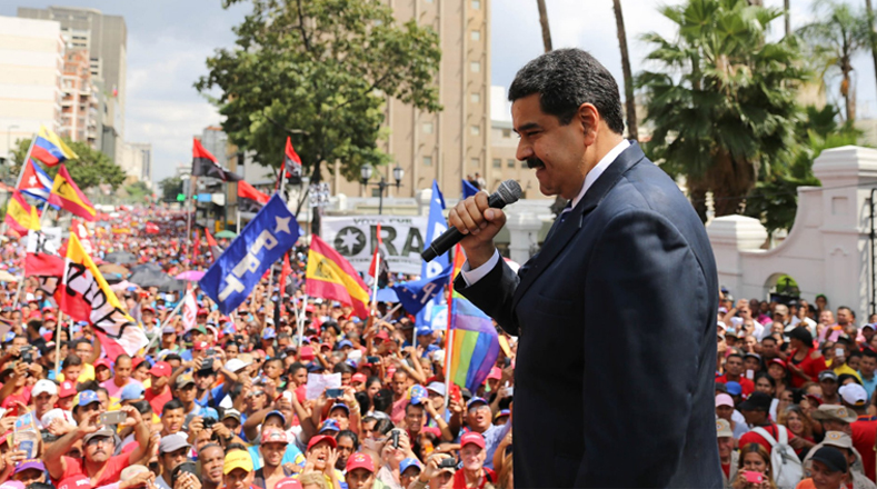 El presidente Nicolás Maduro se presentó a mediado de la tarde a la convocatoria del oficialismo, donde compartió con los asitentes 
