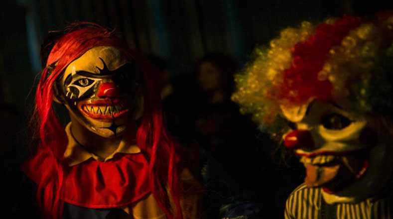En esta procesión nocturna los personajes portan vestuarios terroríficos y máscaras grotescas, elaboradas por decenas de artesanos locales, en tanto, otros participantes lucen maquillajes inspirados en personajes macabros.