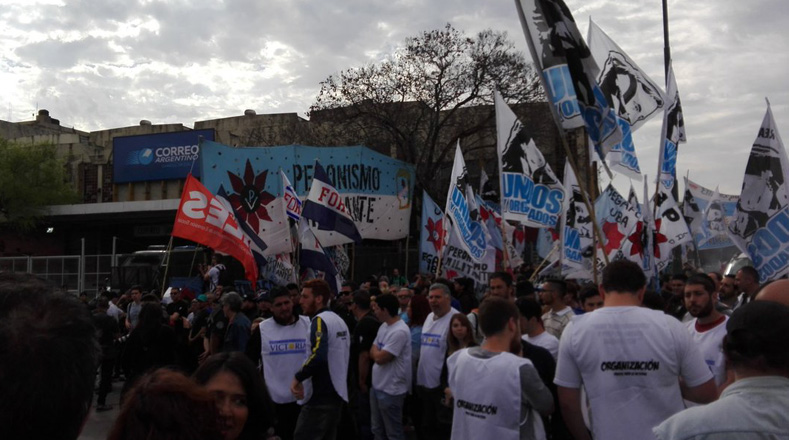 Desde tempranas horas simpatizantes esperaban la llegada de Cristina Fernández.