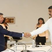Chávez y Maduro: Por amor, dialogan con pistola en la nuca