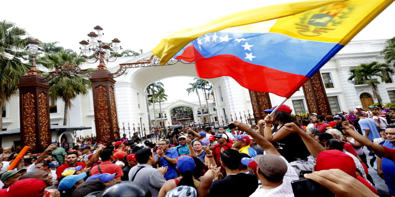 Venezolanos protestan en la Asamblea Nacional contra el intento de golpe.