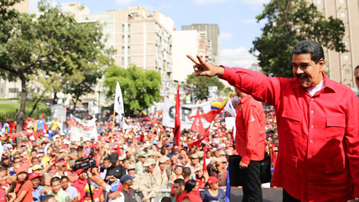 El mandatario venezolano pidió al presidente de la Asamblea, Henry Ramos Allup, dar la cara en la reunión y apegarse por primera vez a la Constitución.