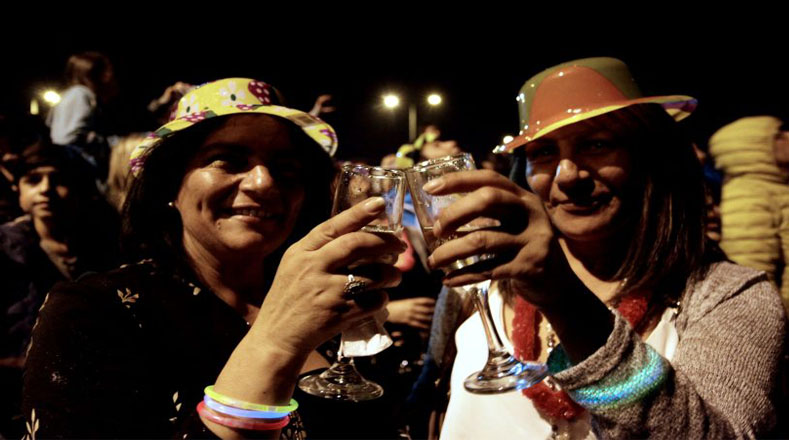 Dos mujeres celebran en las concurridas calles de Santiago, la capital chilena.
