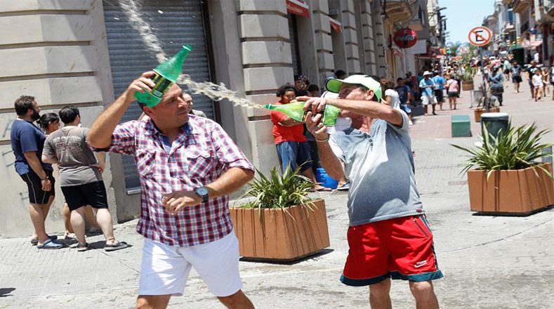 En Uruguay celebraron desde tempranas horas y bajo un radiante Sol, la despedida de 2015, con una tradición bastante curiosa conocida como "Guerra de la Sidra". 