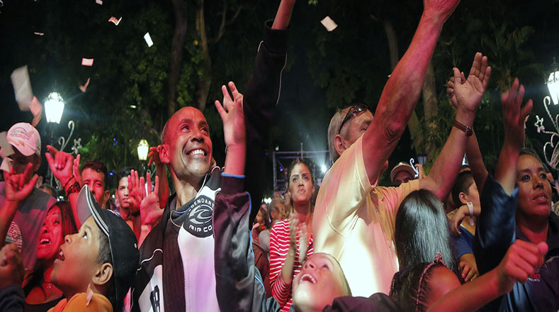 En Caracas, capital de Venezuela el pueblo salió a las calles para despedir el 2015 en un concierto totalmente gratuito.