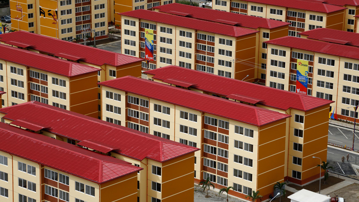 A pocas horas de finalizar el año 2015, el presidente de Venezuela, Nicolás Maduro hizo entrega de la vivienda un millón.