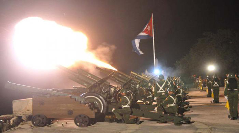 En saludo al aniversario 57 del triunfo de la Revolución Cubana, 21 salvas de artillería fueron disparadas desde la fortaleza de San Carlos de la Cabaña, en honor a los mártires de la Patria 