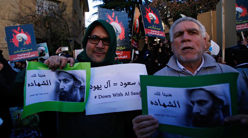 Cientos de personas se aglomeraron a las afueras de la embajada saudí en Teherán, para rechazar la ejecución del clérigo iraní, Nimr Bagir al Nimr, quien se oponía a las monarquías sunitas saudíes.