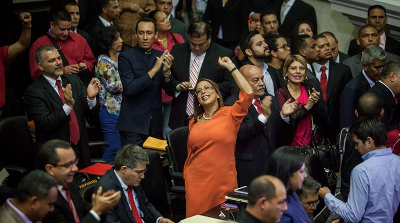Durante su intervención en el parlamento, la diputada oficialista Tania Díaz, destacó que bancada revolucionaria defenderá los derechos del pueblo. “Los que vienen hoy a hablar de impunidad están pidiendo por los responsables de la muerte de 43 persona” (en referencia a las guarimbas). 