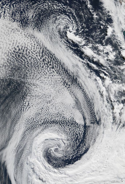 Para la “s” unas formaciones nubosas sobre el océano Atlántico, cortesía del Moderate Resolution Imaging Spectroradiometer (MODIS) del satélite Terra.