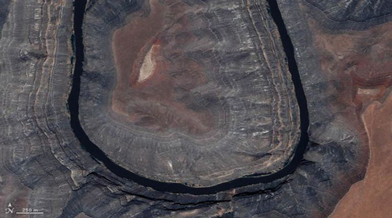 La “u”, muestra otro río a su paso por el parque estatal Gooseneck en Utah, Estados Unidos capturada por el satélite Ikonos.