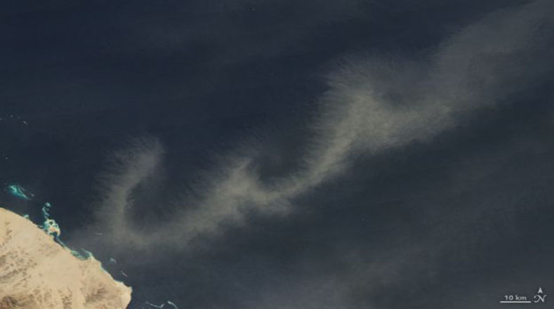Una nube de polvo sobre el Mar Rojo, fotografiada por Terra, sirve de “w”.