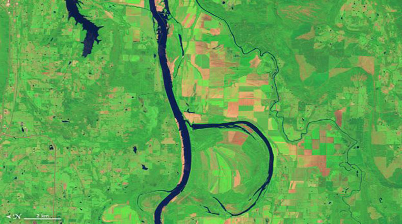 La imagen capturada por el Operational Land Imager (OLI) del satélite Landsat 8, otro río estadunidense en Arkansas recuerda a letra "b".