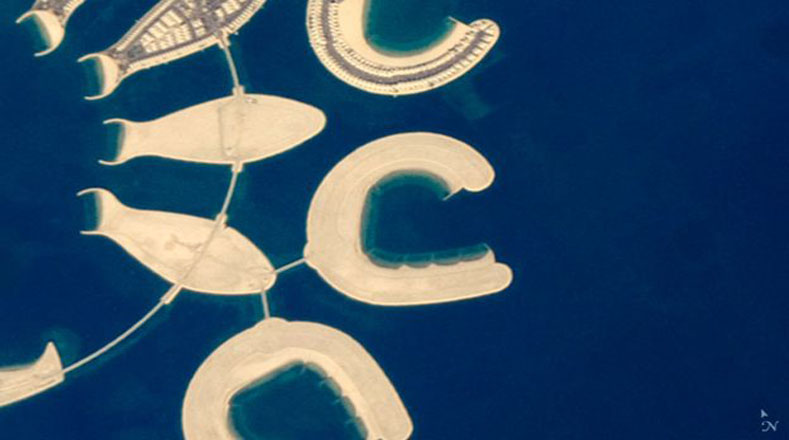 La letra “c”, es sugerida por esta foto del extremo sur de la isla de Bahréin, también realizada por un astronauta.
