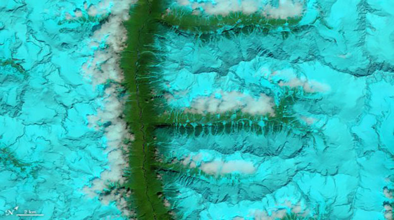 El Landsat 8, capturó la “f” de este alfabeto espacial. Se trata de valles y cordilleras nevadas en el sureste de Tíbet.