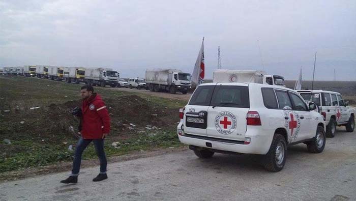 Camiones con comida, medicina y agua se mantienen a la espera en las afueras de Damasco