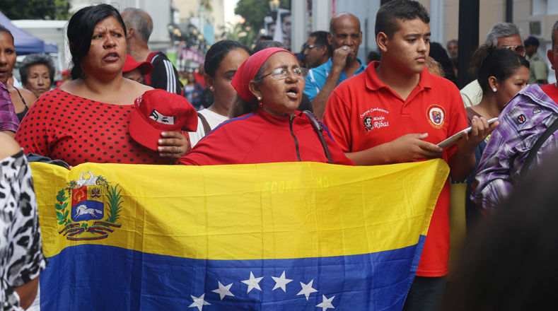 La bandera Nacional símbolo patrio de Venezuela acompañó al pueblo.