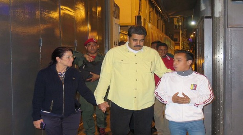 Maduro conversó con representantes de la juventud en las calles Caracas acompañado de la primera dama, Cilia Flores.