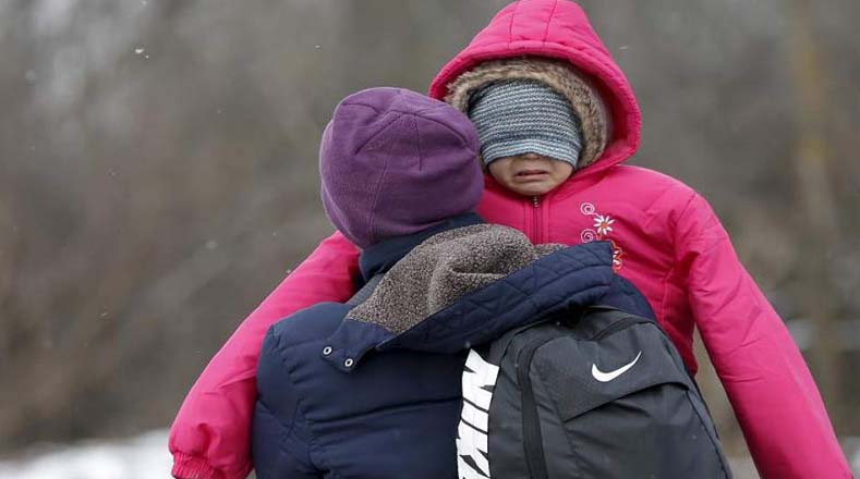 Los niños no escapan del duro clima del invierno europeo.