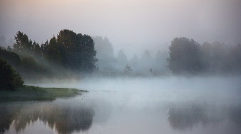 Justo antes del amanecer, el paisaje se pierde en la neblina.