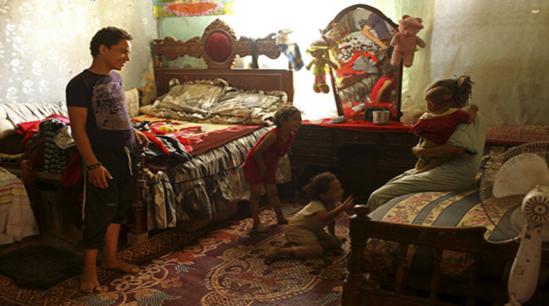 Esta familia tiene su "hogar" en el corazón de la Ciudad de los Muertos en Egipto.
