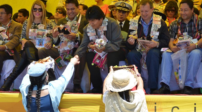 El presidente Evo Morales asistió a la inauguración de la feria artesanal.