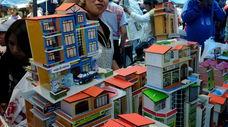Miniaturas de casas, posadas y edificios también se exhiben durante la actividad.