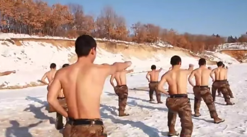 Los soldados de fronteras del Ejército chino y sus reclutas se entrenan en la nieve, sin camiseta, para aumentar su resistencia.