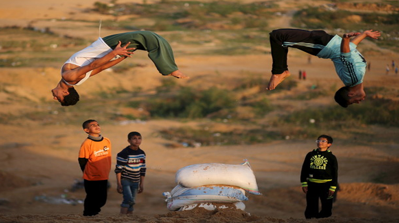 En Palestina el buen clima permite que los jóvenes disfruten de actividades deportivas al aire libre.