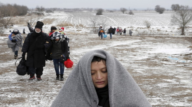 Ni el frío evita que muchas familias de refugiados paren su travesía hacia Europa.