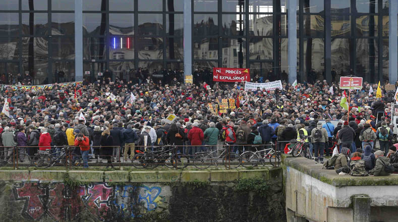 Campesinos de toda Francia protestan contra la construcción del aeropuerto de Notredame.