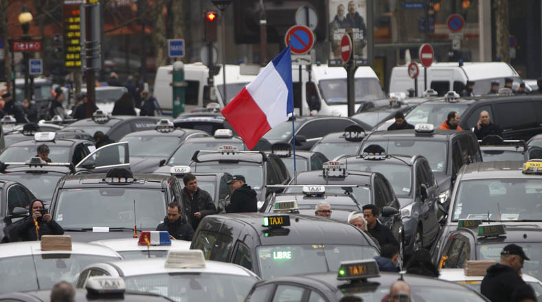 Taxistas parisinos protestaron contra el servicio de Uber taxi
